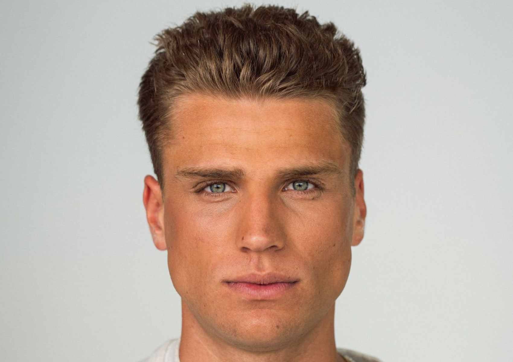 Nachher“-Bild eines jungen Mannes mit ebenmäßigem, gepflegtem Hautbild nach der Anwendung eines Kosmetikprodukts – deutliche Reduzierung von Hautunreinheiten und ein frischer Teint